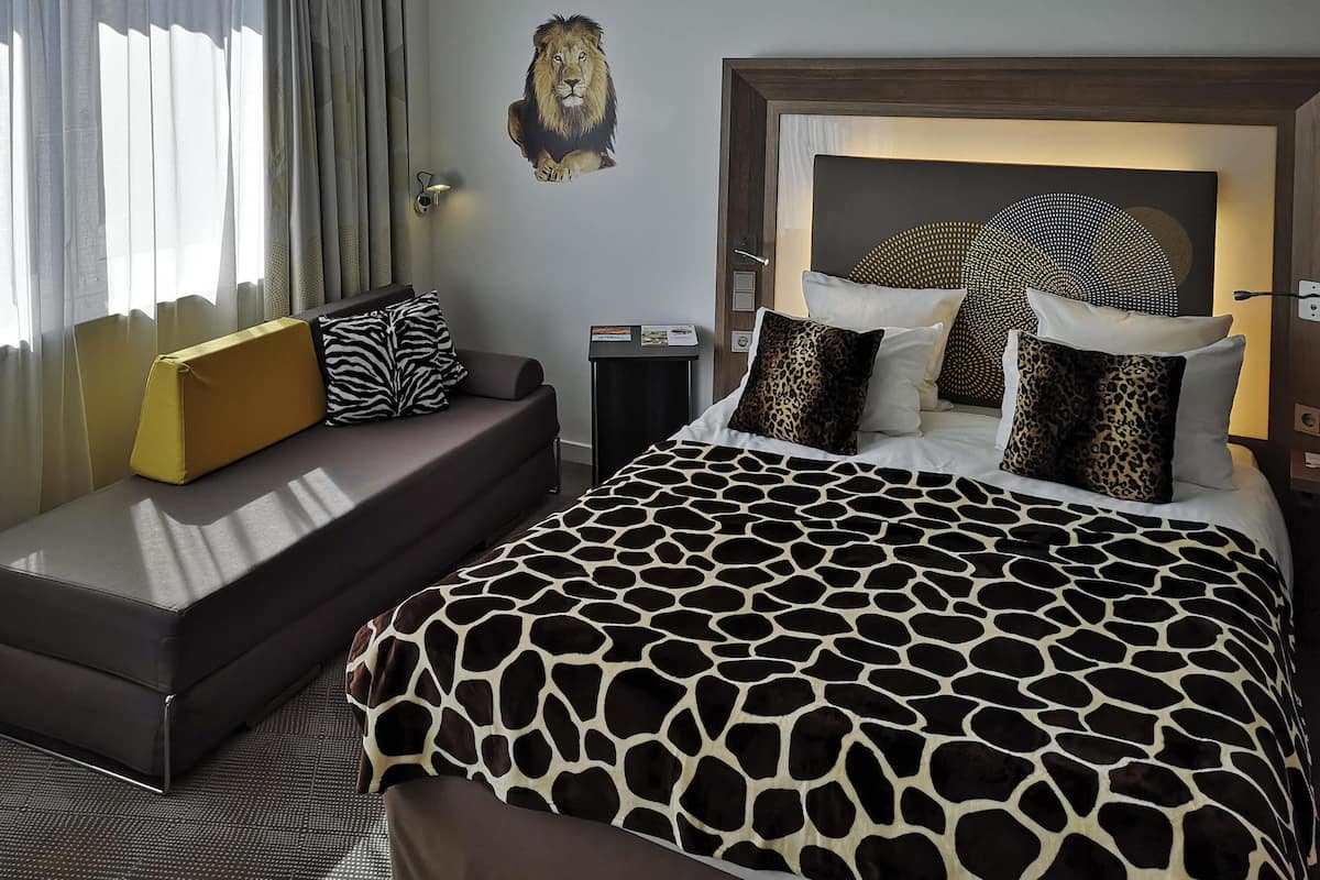 Rom, 1 dobbeltseng | Allergitestet sengetøy, safe på rommet, skrivebord og blendingsgardiner