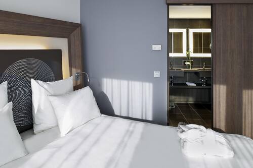 Suite, 1 Double Bed with Sofa bed | Hypo-allergenic bedding, in-room safe, desk, blackout curtains
