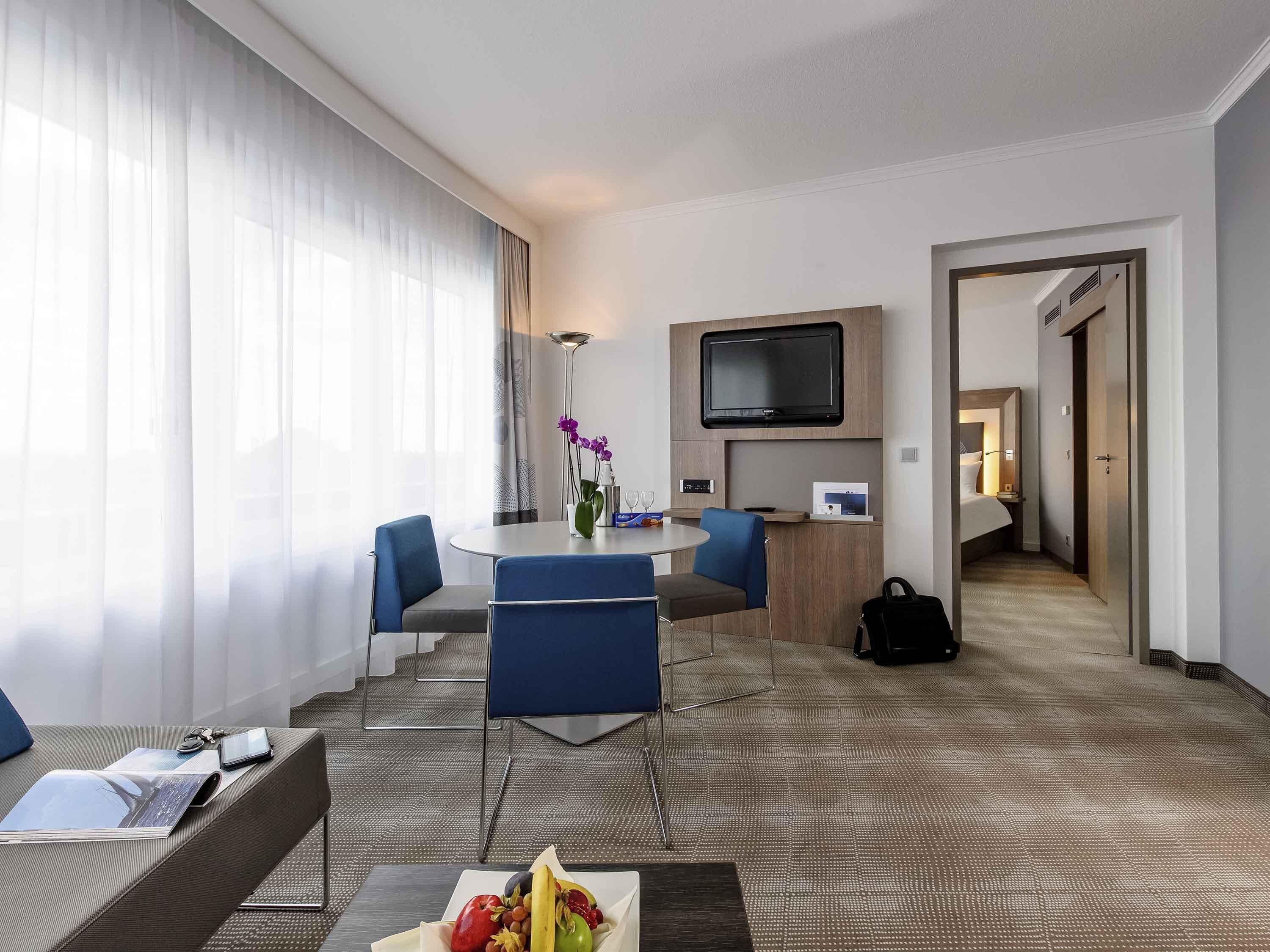 hypo-allergenic bedding, in-room safe, desk, blackout curtains