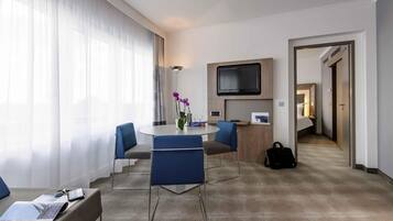 Hypo-allergenic bedding, in-room safe, desk, blackout drapes