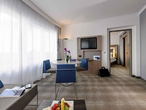 Suite, 1 Double Bed with Sofa bed | Hypo-allergenic bedding, in-room safe, desk, blackout drapes