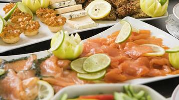 Café da manhã com buffet diário (EUR 23 por pessoa)