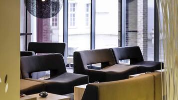 Lunch and dinner served, international cuisine