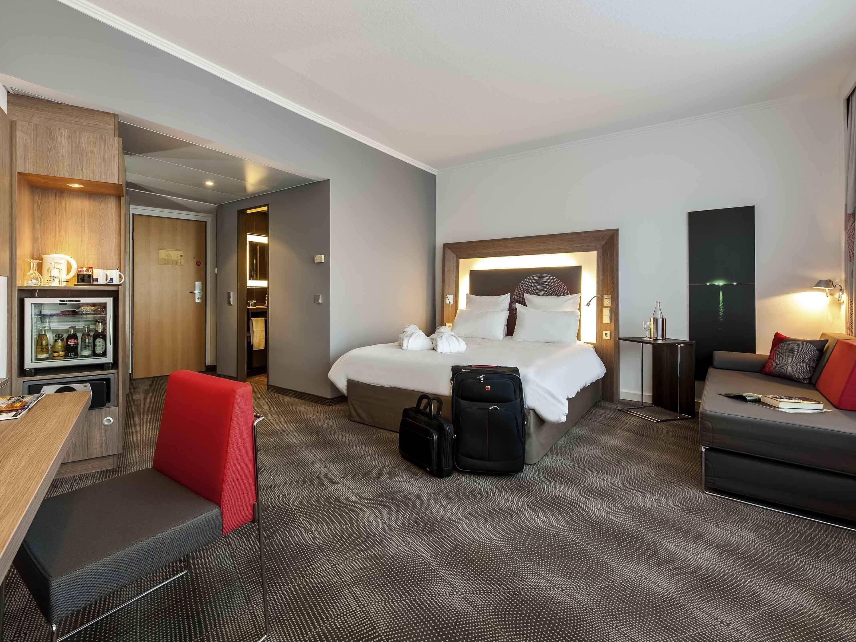 Executive Room, 1 Double Bed | Hypo-allergenic bedding, in-room safe, desk, blackout drapes