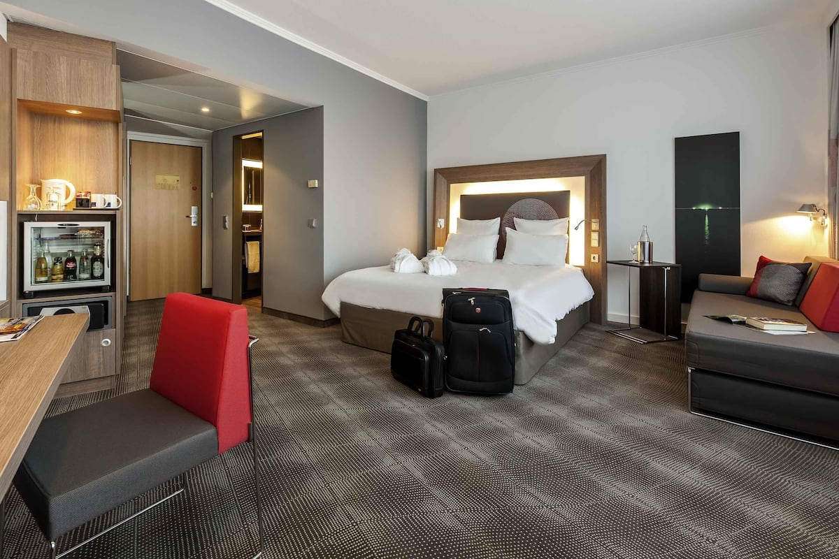 Executive Room, 1 Double Bed | Hypo-allergenic bedding, in-room safe, desk, blackout drapes