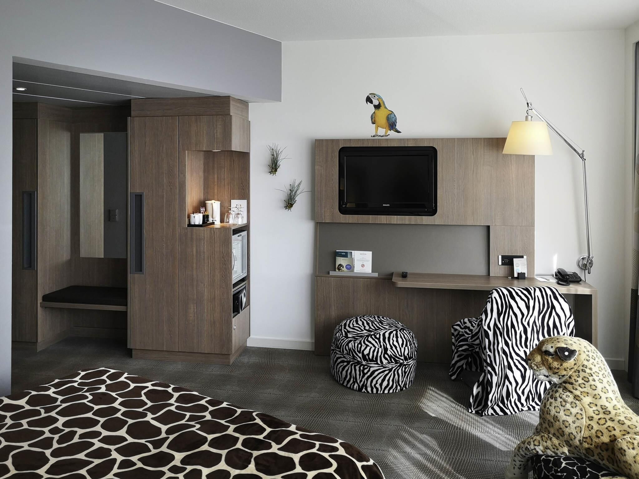 Room, 1 Double Bed | Hypo-allergenic bedding, in-room safe, desk, blackout drapes