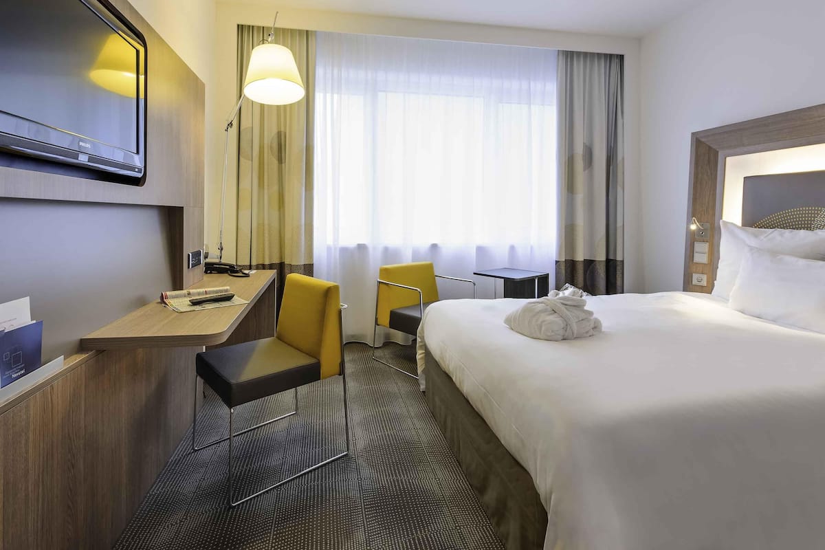 Hypo-allergenic bedding, in-room safe, desk, blackout curtains