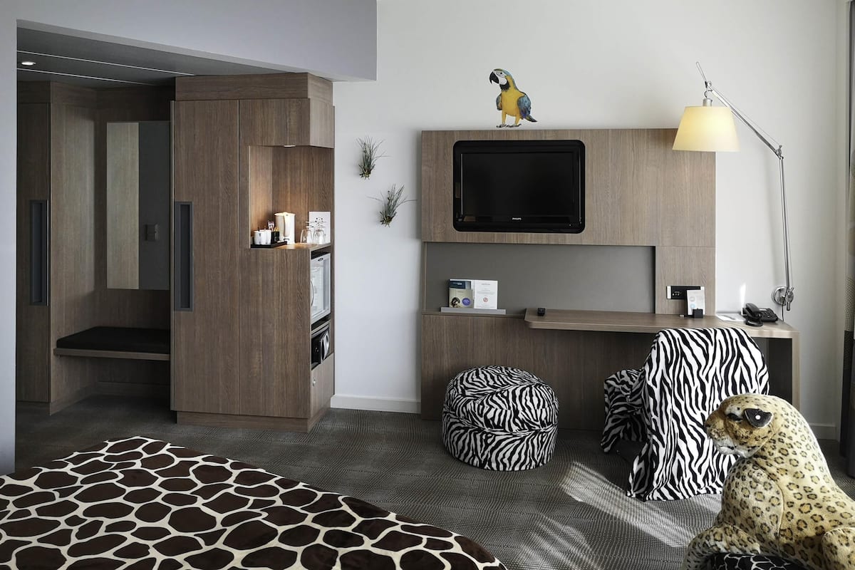 Room, 1 Double Bed | Hypo-allergenic bedding, in-room safe, desk, blackout curtains