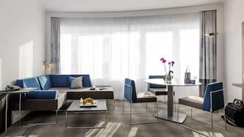 Svit - 1 dubbelsÀng med bÀddsoffa | Allergitestade sÀngklÀder, vÀrdeförvaringsskÄp pÄ rummet och skrivbord