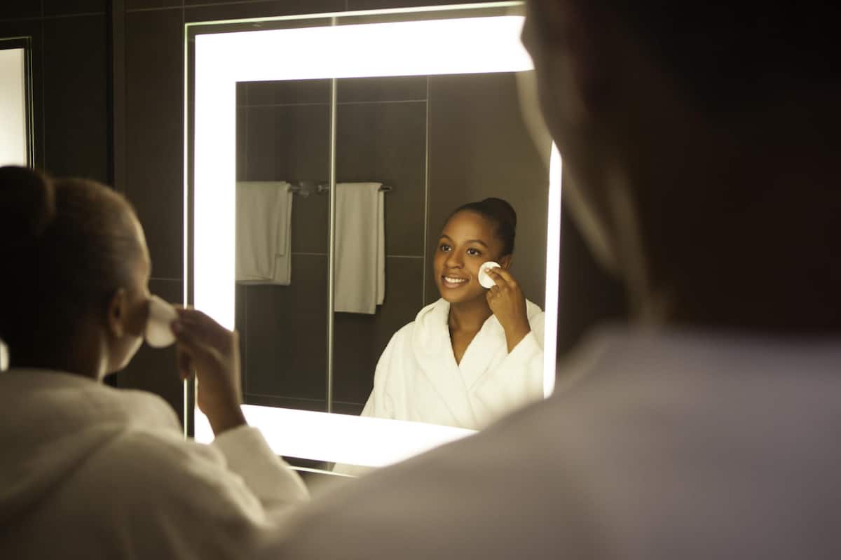 Hypo-allergenic bedding, in-room safe, desk, blackout curtains