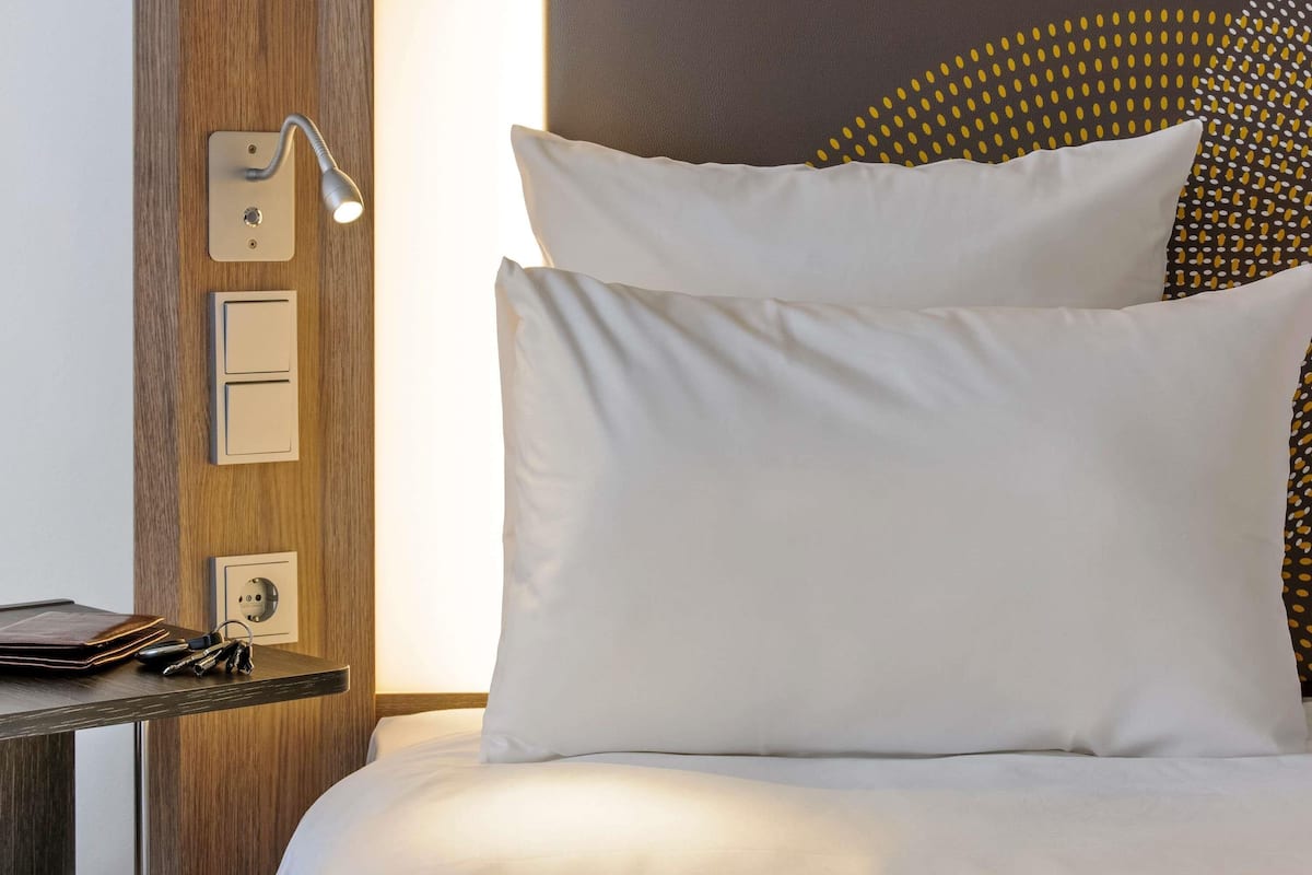 Hypo-allergenic bedding, in-room safe, desk, blackout curtains