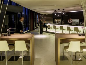 Déjeuner et dîner servis sur place, spécialités Cuisine internationale