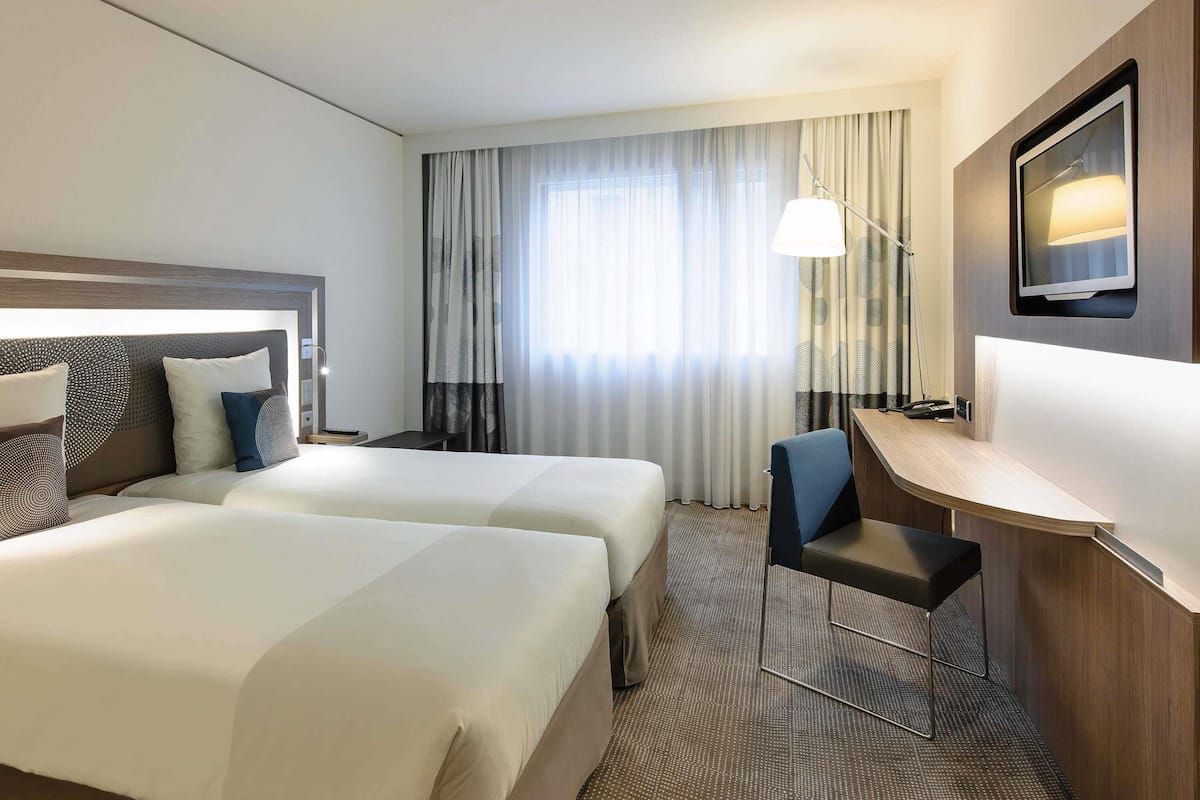 Rom – standard, 2 enkeltsenger | Allergitestet sengetøy, safe på rommet, skrivebord og blendingsgardiner