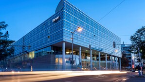 A modern glass building with the name "Hunt" on the facade, featuring a prominent entrance with a covered walkway. - Dorint Kongresshotel Mannheim (Mannheim)
