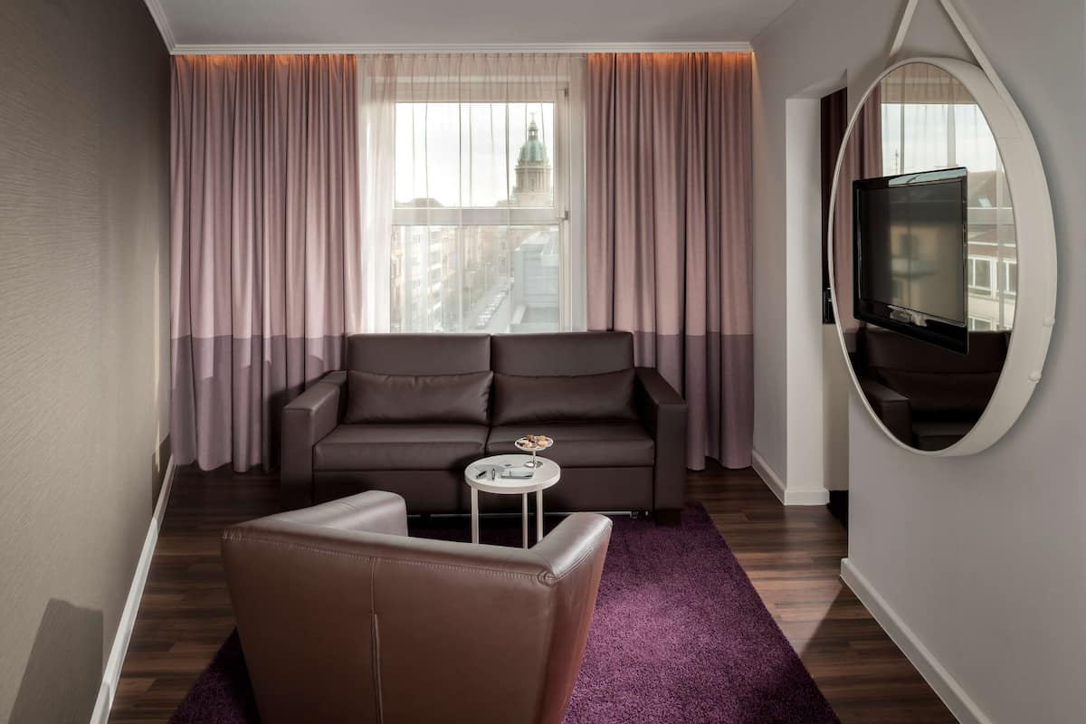 hypo-allergenic bedding, in-room safe, desk, blackout curtains