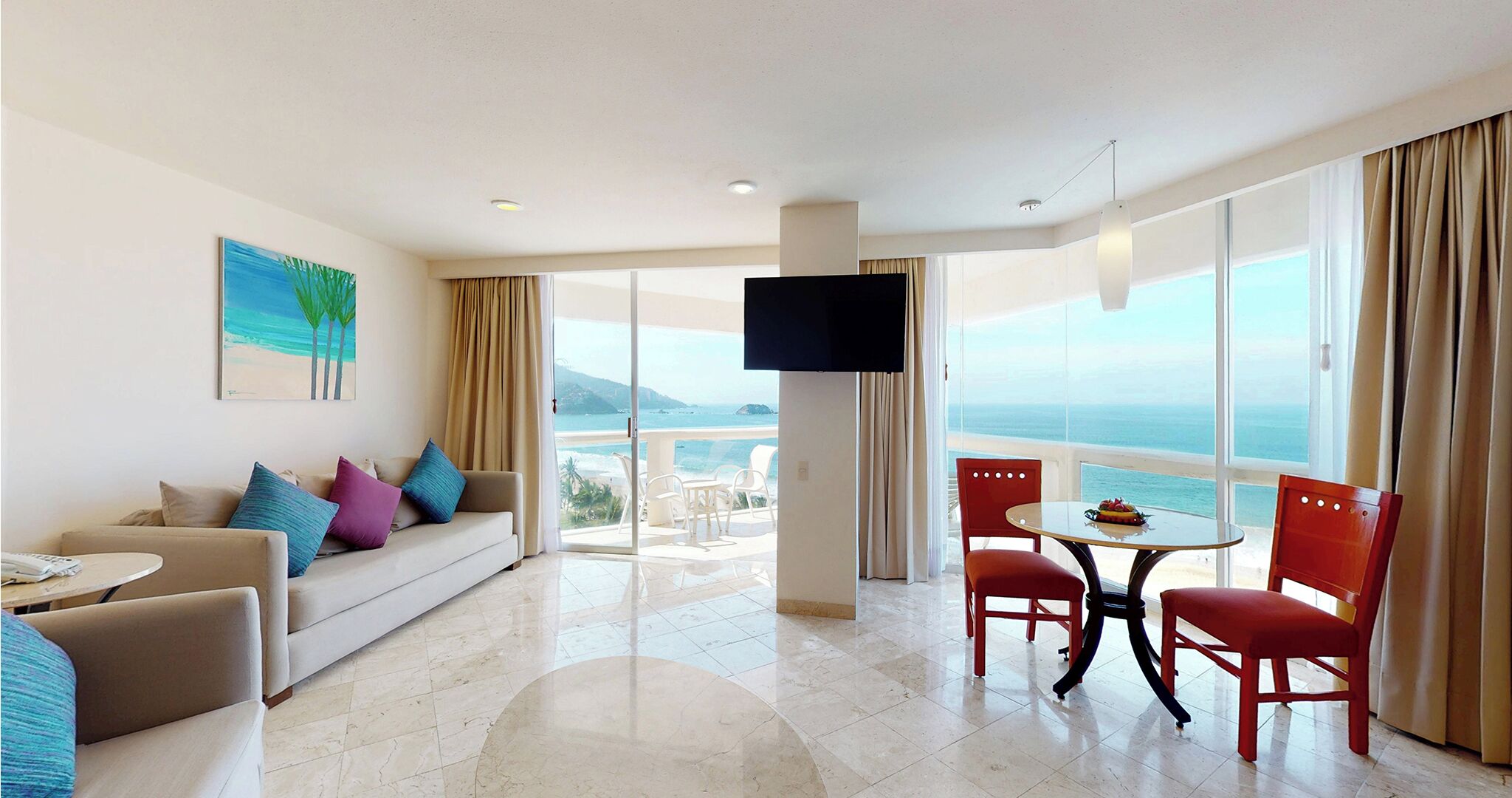 Escritorio, cortinas blackout y tabla de planchar con plancha 