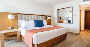 Royal Ocean Front King | โ ต๊ะทำงาน, ผ้าม่านกันแสง, เตารีด/โต๊ะรีดผ้า, Wi-Fi ฟรี