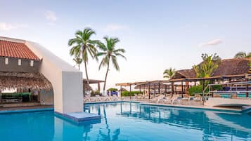 Outdoor pool, pool loungers