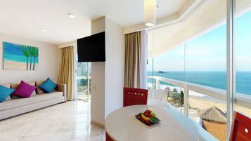 Master Suite | Desk, blackout drapes, iron/ironing board, free WiFi