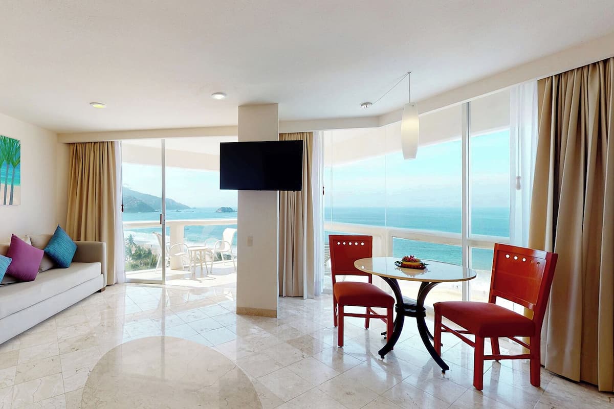 Master Suite | Desk, blackout drapes, iron/ironing board, free WiFi