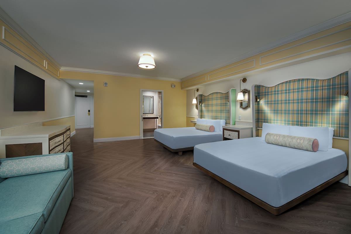 Ropa de cama hipoalergénica y caja de seguridad en la habitación