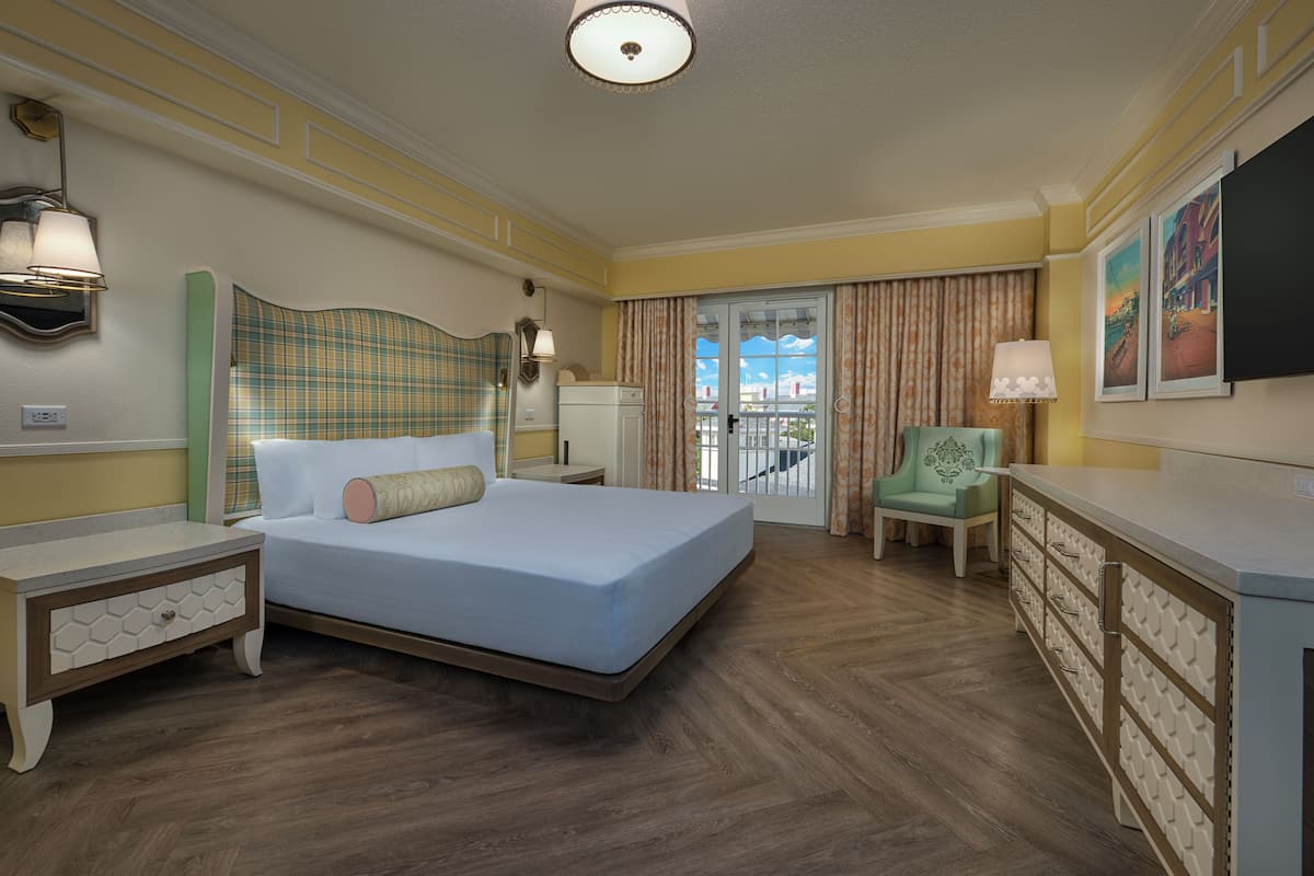 Resort View. Wheelchair accessible with tub and option for hearing accessibility. 1 king bed. | Roupas de cama antialérgicas, cofres nos quartos, cortinas blackout