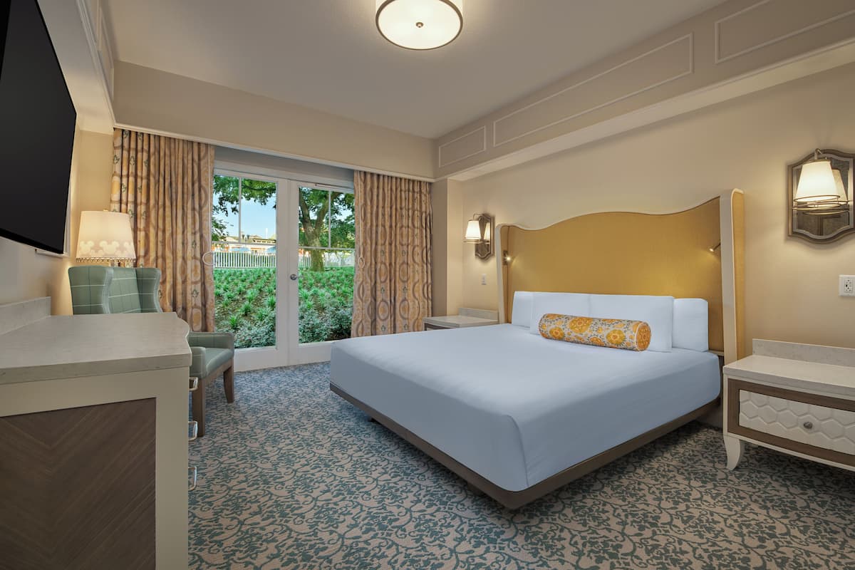 Resort View. Wheelchair accessible with roll-in shower and optional hearing. 1 king bed and 1 sleepe | Roupas de cama antialérgicas, cofres nos quartos, cortinas blackout