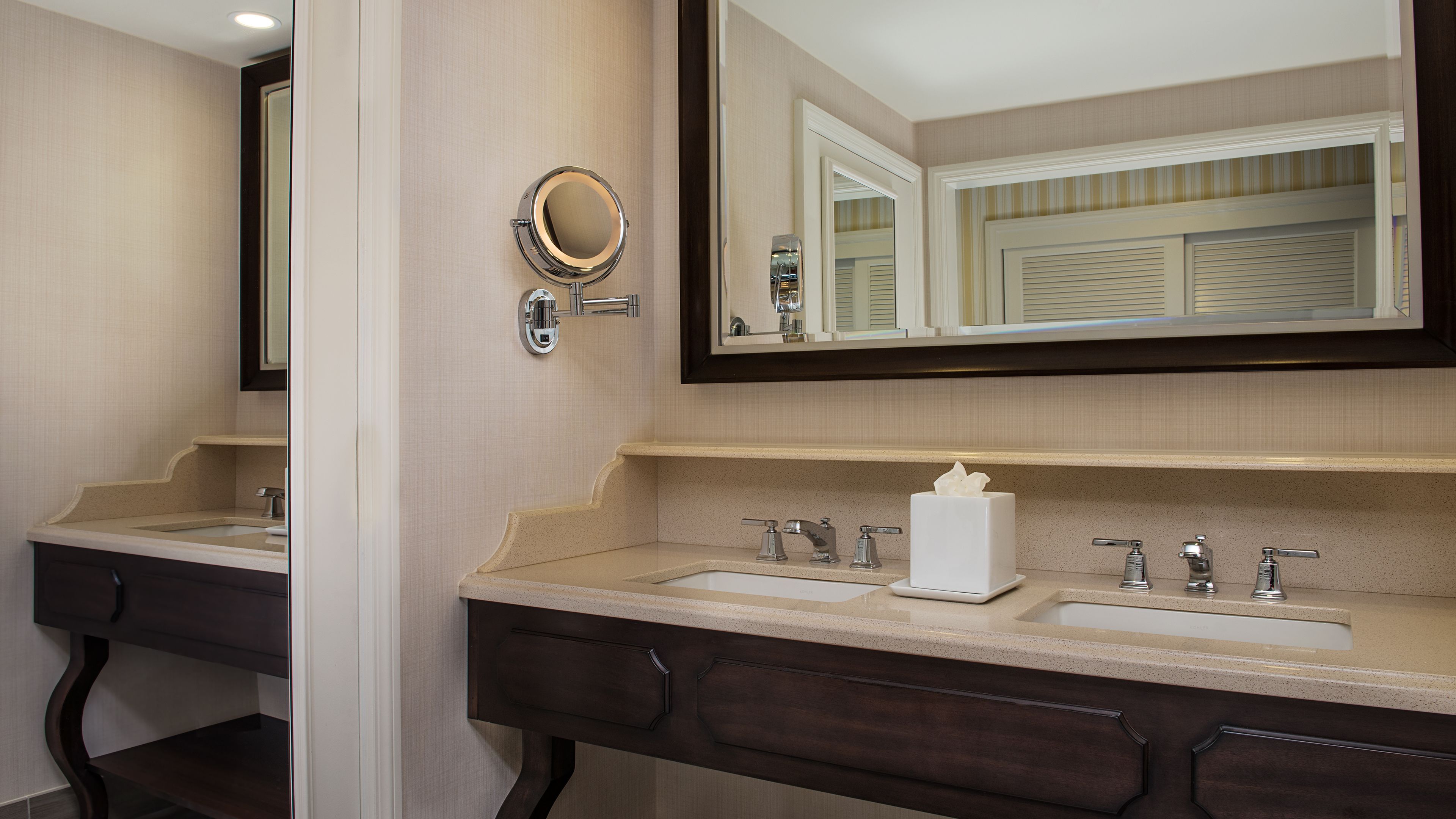 combined shower/bathtub, hair dryer, towels