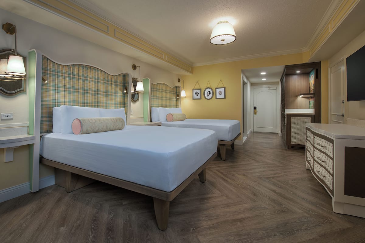 Deluxe Room - Club Level - Hearing accessible with visual alarm and notifications. 2 queen beds. 1 q | Roupas de cama antialérgicas, cofres nos quartos, cortinas blackout
