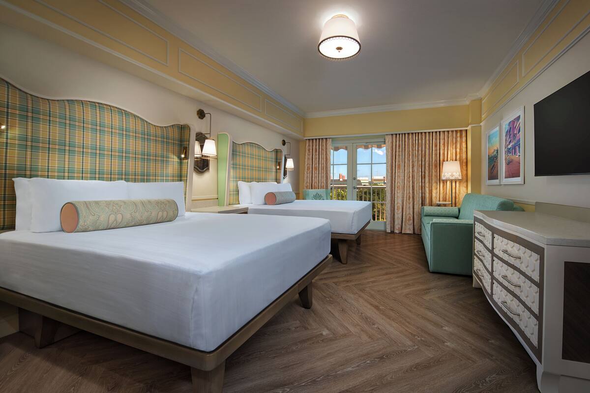 Resort View. Wheelchair accessible with tub and option for hearing accessibility. 2 queen beds. | Roupas de cama antialérgicas, cofres nos quartos, cortinas blackout