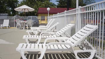 Una piscina al aire libre de temporada