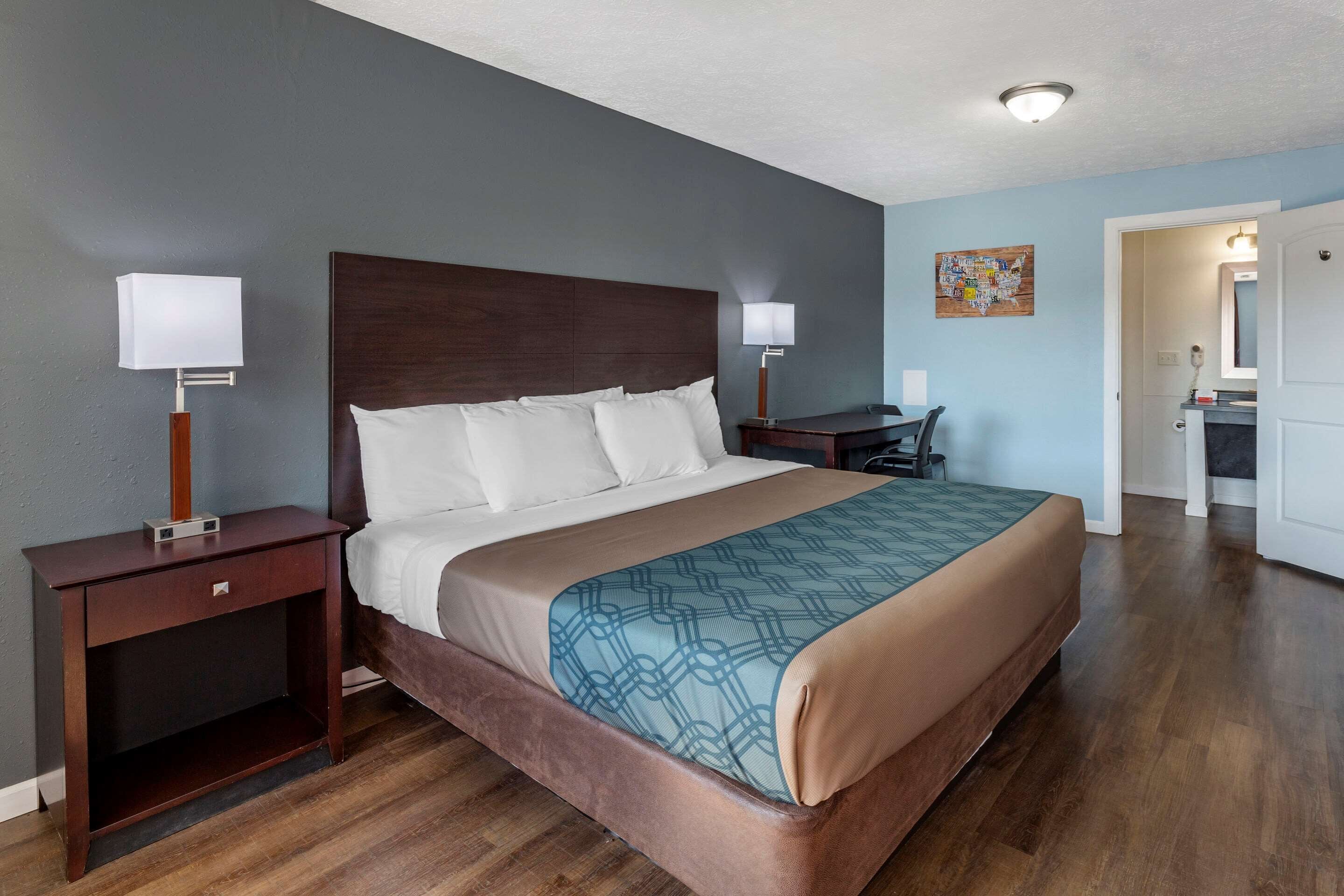 Econo Lodge Inn & Suites South