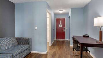 Suite, 1 habitación (2 Double Beds and 2 Person Sofabed) | Insonorización, tabla de planchar con plancha, cunas y camas extra