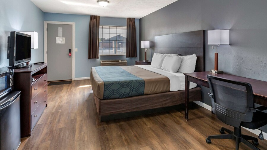 Econo Lodge Inn & Suites South