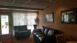 Lobby sitting area - Econo Lodge Mechanicsburg - Harrisburg West (Mechanicsburg)
