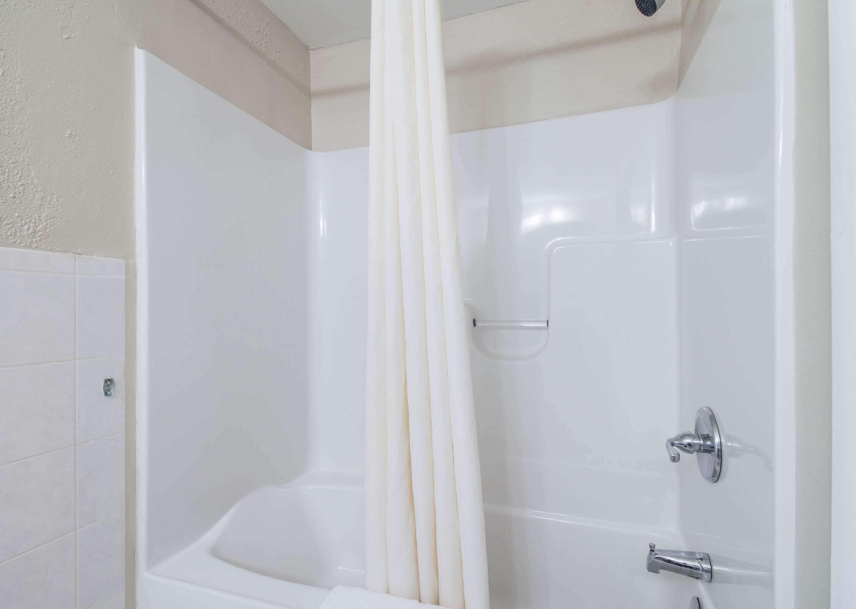 Ensemble baignoire-douche, séchoir à cheveux, serviettes fournies
