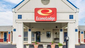 A building with a sign reading "EconoLodge" and a number "650" on the door.