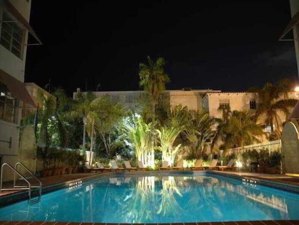 Piscina a l'aire lliure i gandules 