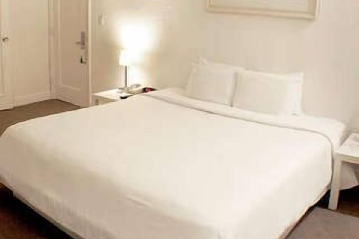 Premium bedding, in-room safe, desk, blackout drapes