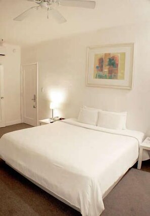 Sengetøy av topp kvalitet, safe på rommet og skrivebord