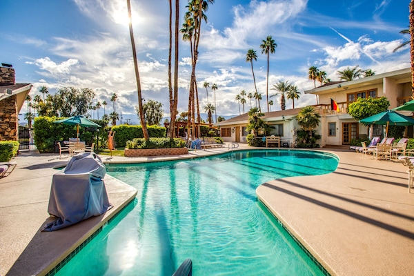 Hồ bơi ngoài trời, hồ bơi nước nóng, dù/ô trên bãi biển/hồ bơi