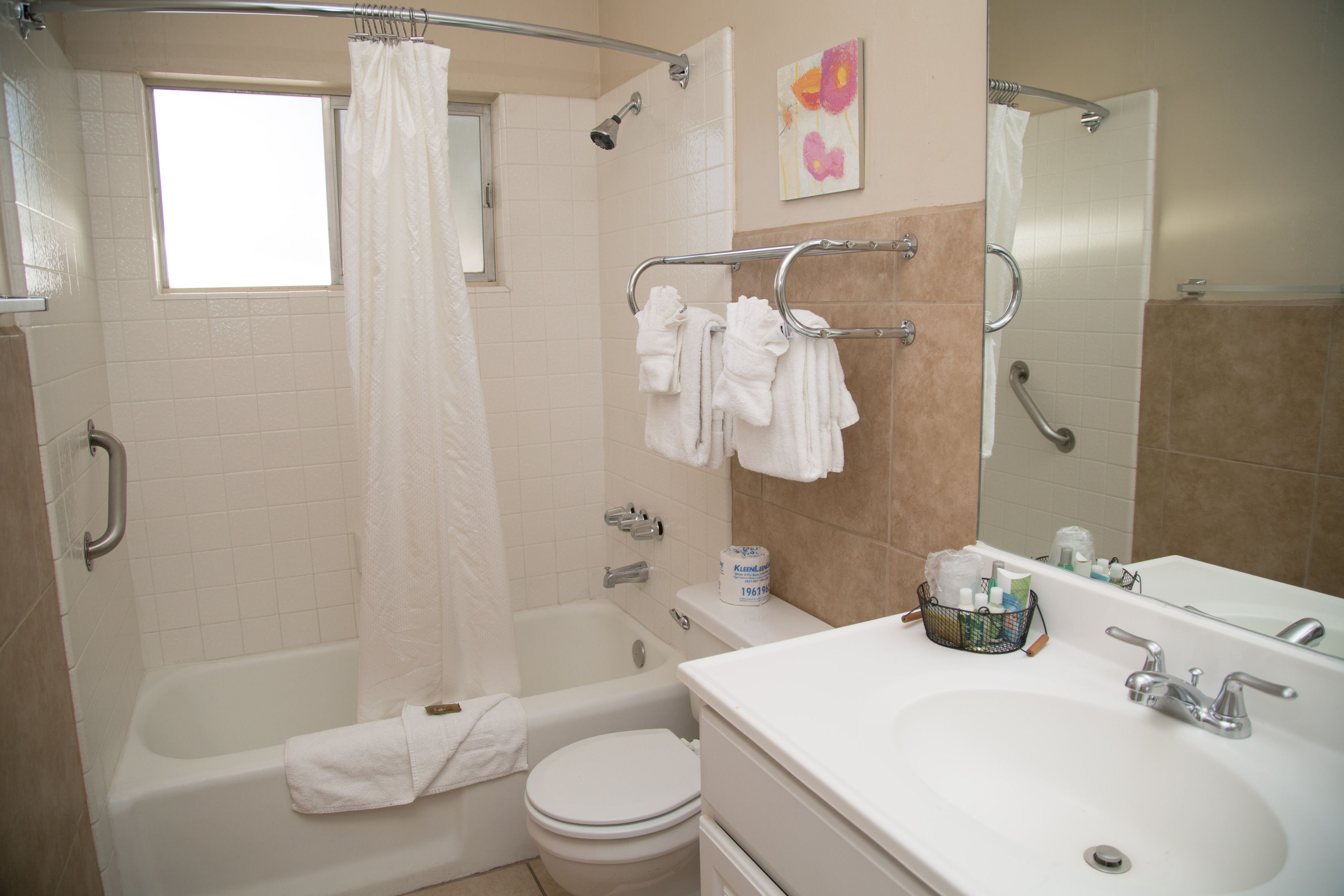 Un baño con bañera, inodoro y lavamanos.