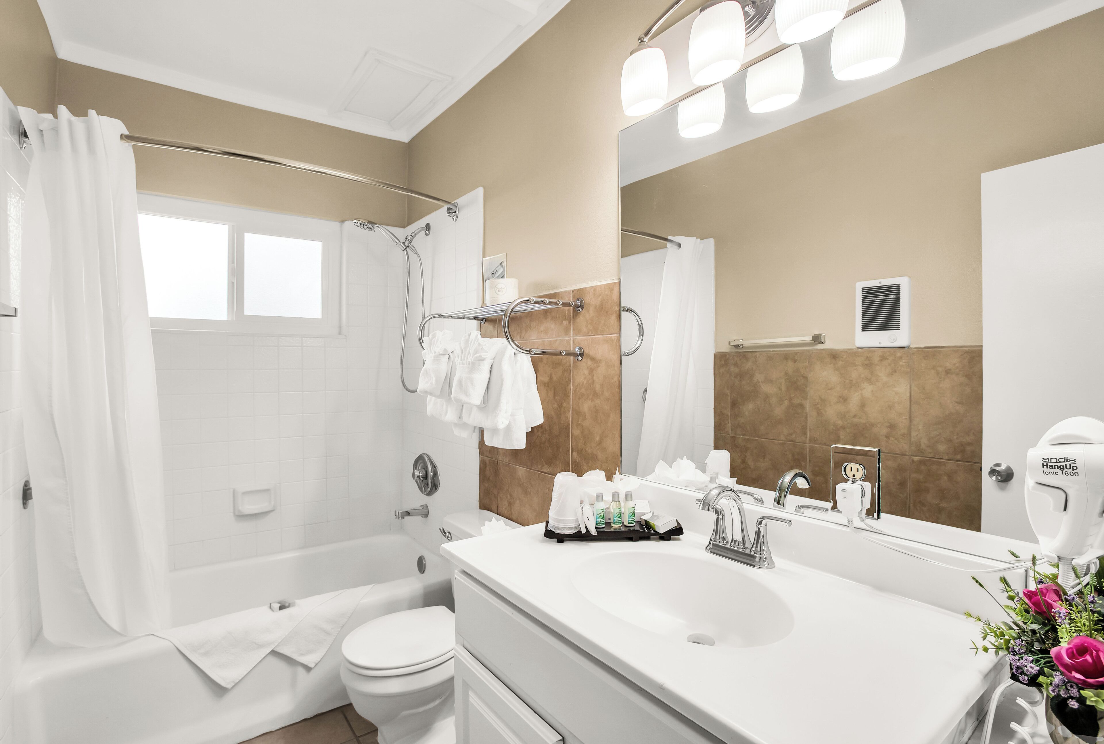 standard room, 1 queen bed | bathroom | combined shower/bathtub, hair dryer, towels