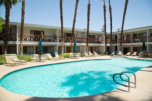 Una piscina al aire libre, una piscina climatizada, sombrillas