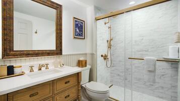 Habitación junior, 1 habitación, para no fumadores | Baño | Amenidades de baño gratuitas, secadora de cabello, toallas, jabón