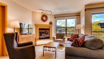 Apartamento, 2 habitaciones | Zona de estar | Una televisión, un reproductor de DVD