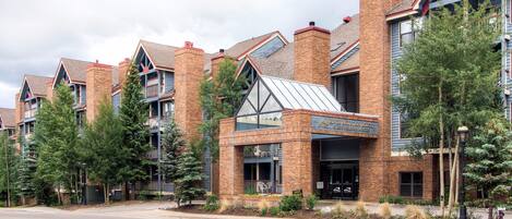 Un hotel con fachada de ladrillo, varias chimeneas y un letrero que indica que es el Mountain Lodge.