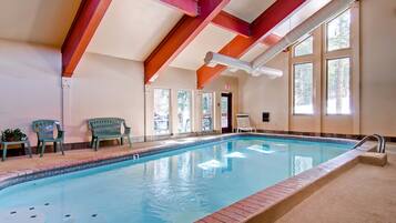 Kolam renang tertutup