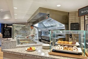 2 restaurants, lunch, dinner served; American cuisine 
