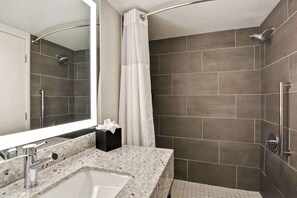 Suite, 1 Schlafzimmer (Shower) | Dusche im Bad